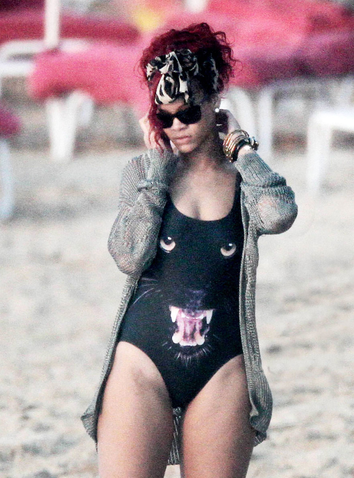 Rihanna entblößt ihren sexy Körper und heißen Arsch im schwarzen Bikini am Strand
 #75322543