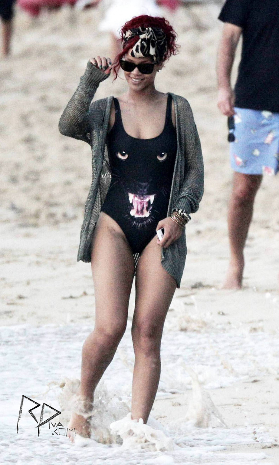 Rihanna entblößt ihren sexy Körper und heißen Arsch im schwarzen Bikini am Strand
 #75322585