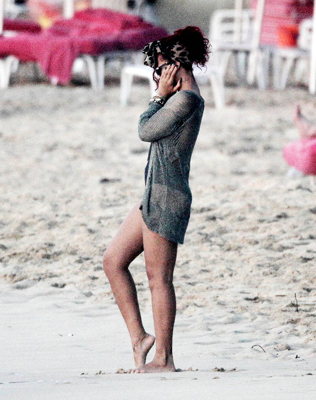 Rihanna exponiendo su cuerpo sexy y su culo caliente en bikini negro en la playa
 #75322592