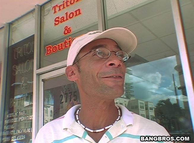 Joven delgada de pelo largo lucha con un pene enorme
 #78951058