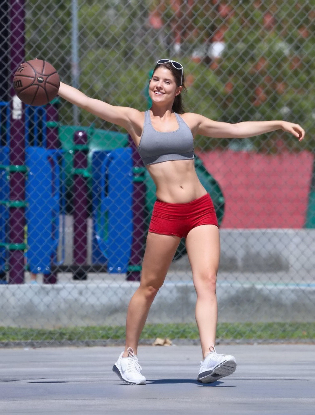 アマンダ・セルニーがバスケットボールをしながらポッキーとお尻を見せている。
 #75187922