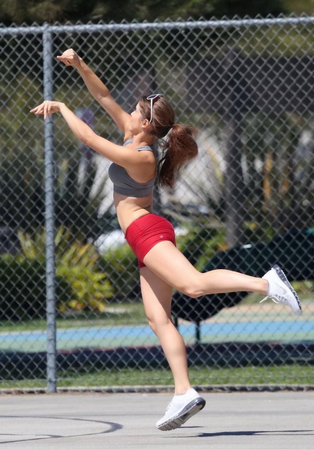 Amanda cerny montre ses fesses et ses seins en jouant au basket à Beverly. 
 #75187938