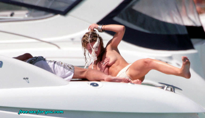 Abigail clancy montrant ses seins sur un yacht et posant de façon sexy
 #75432129