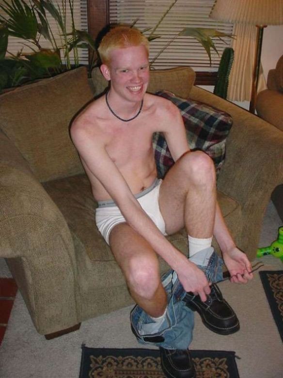 Tender twink sexy posando en su casa
 #76997603