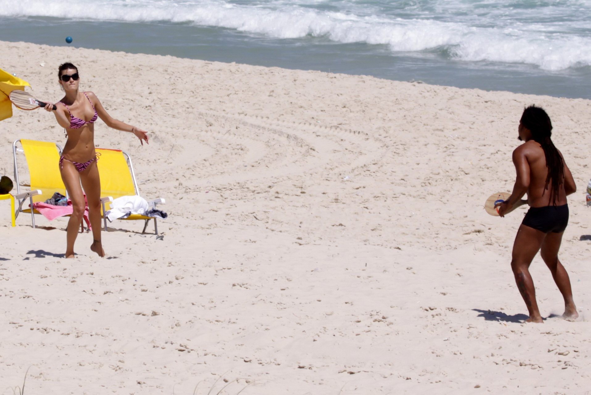 Isabeli fontana en bikini sexy jugando en la playa en rio
 #75319335