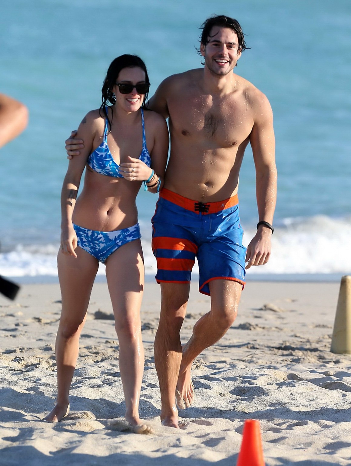 Rumer willis trägt einen sexy blau-weißen Bikini am Strand in Miami
 #75248765