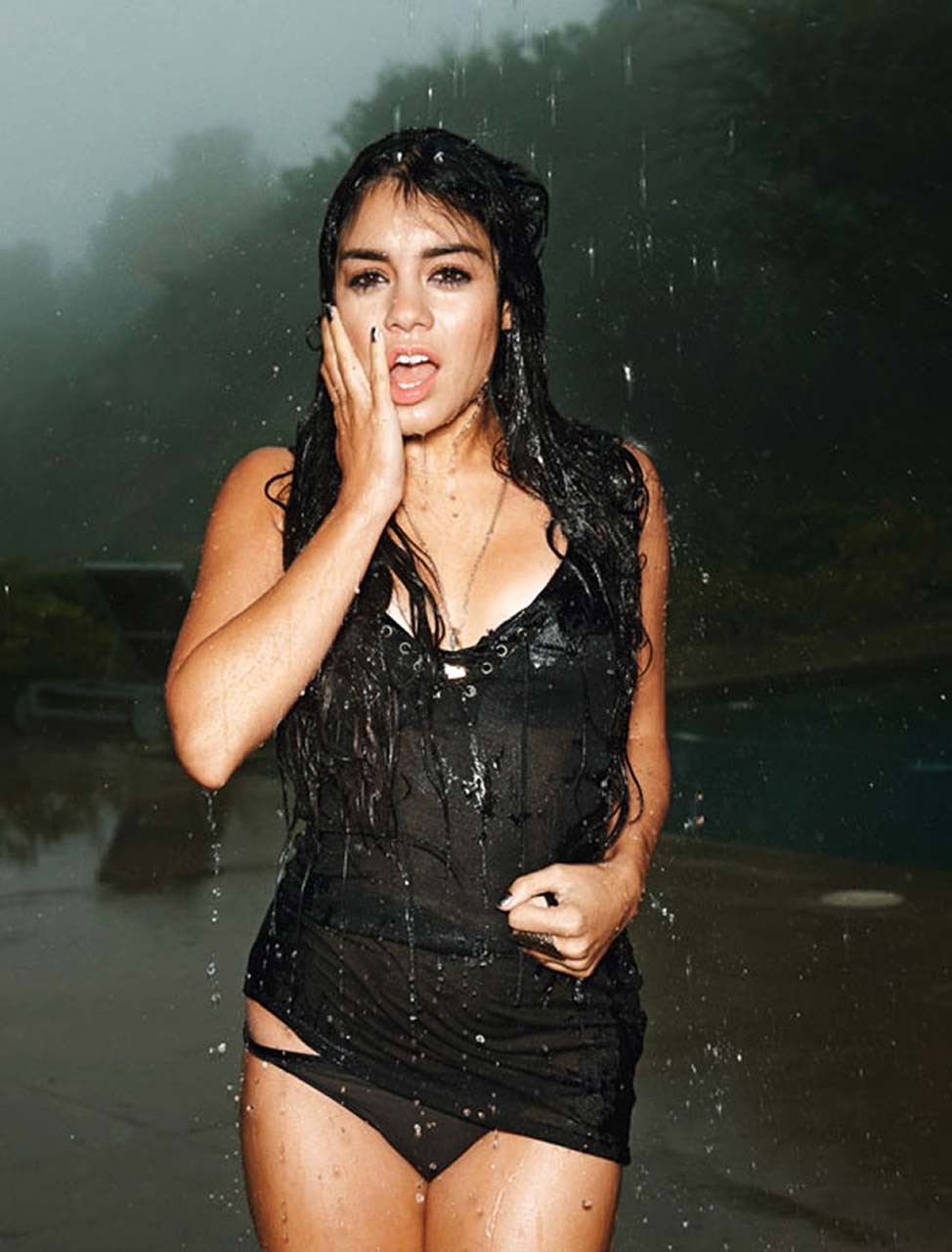 Vanessa Hudgens che espone il suo corpo sexy e culo caldo in lingerie
 #75317944