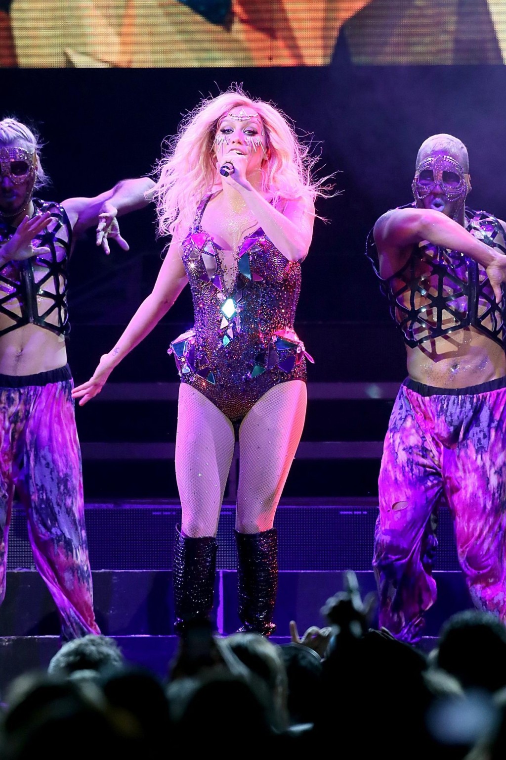 Kesha sebert en justaucorps, bas résille et bottes lors d'un spectacle à san antonio.
 #75227131