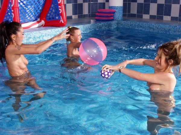 Tres hermosas lesbianas divirtiéndose en la piscina
 #70033914