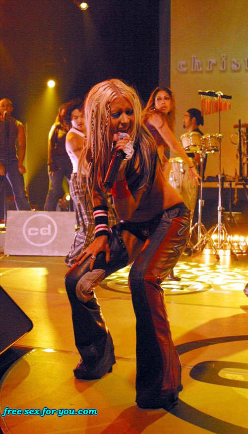 Christina Aguilera in perizoma ballando molto sexy sul palco
 #75425112