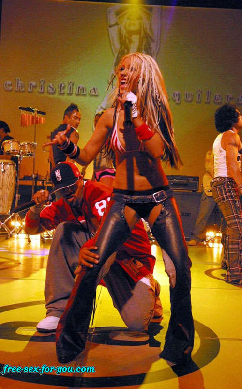 Christina Aguilera in perizoma ballando molto sexy sul palco
 #75425119