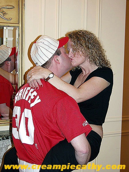 野球選手にチンポを叩かれるホットな妻
 #77682081