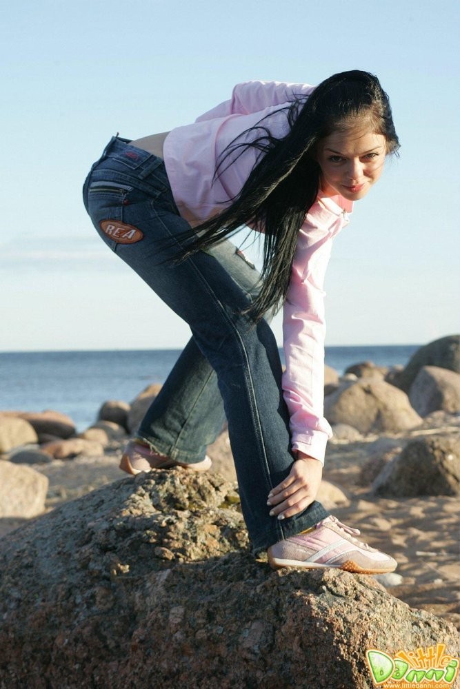 Danni, une jeune bien roulée, pose près de la mer.
 #67804560