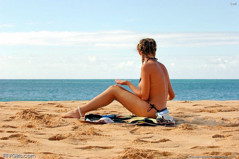 Topless Bikini Carli Banken wird am Strand beliebt
 #72237803