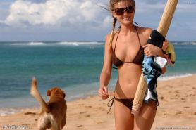 Topless Bikini Carli Banks Becomes Popular At Beach