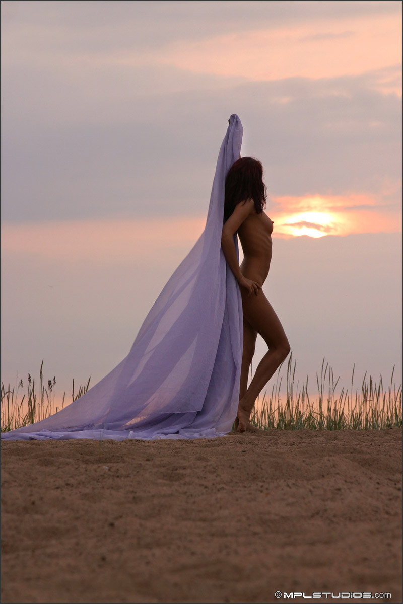 Sexy nena desnuda bailando en la puesta de sol
 #72841800