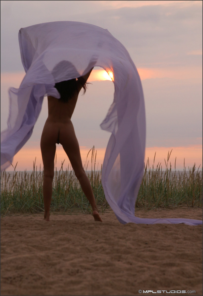 Sexy nacktes Babe tanzt im Sonnenuntergang
 #72841850