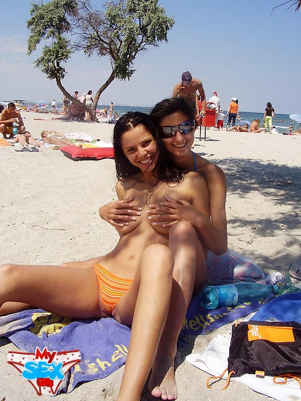 Copine amateur montrant seins nus sur la plage
 #68206560