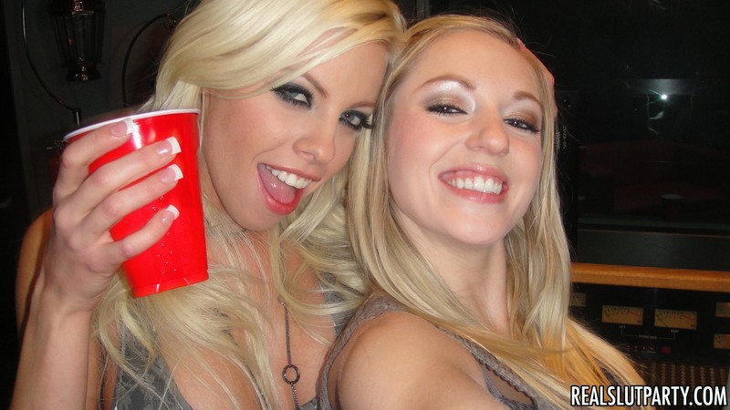 Britney Amber condivide il cazzo con tre fighe ubriache
 #75905364