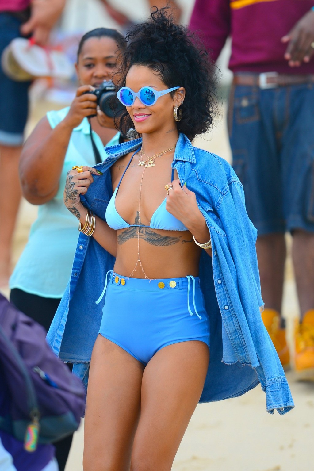 Rihanna mostra il suo corpo sexy in un bikini blu retrò sulla spiaggia di barbados
 #75209196