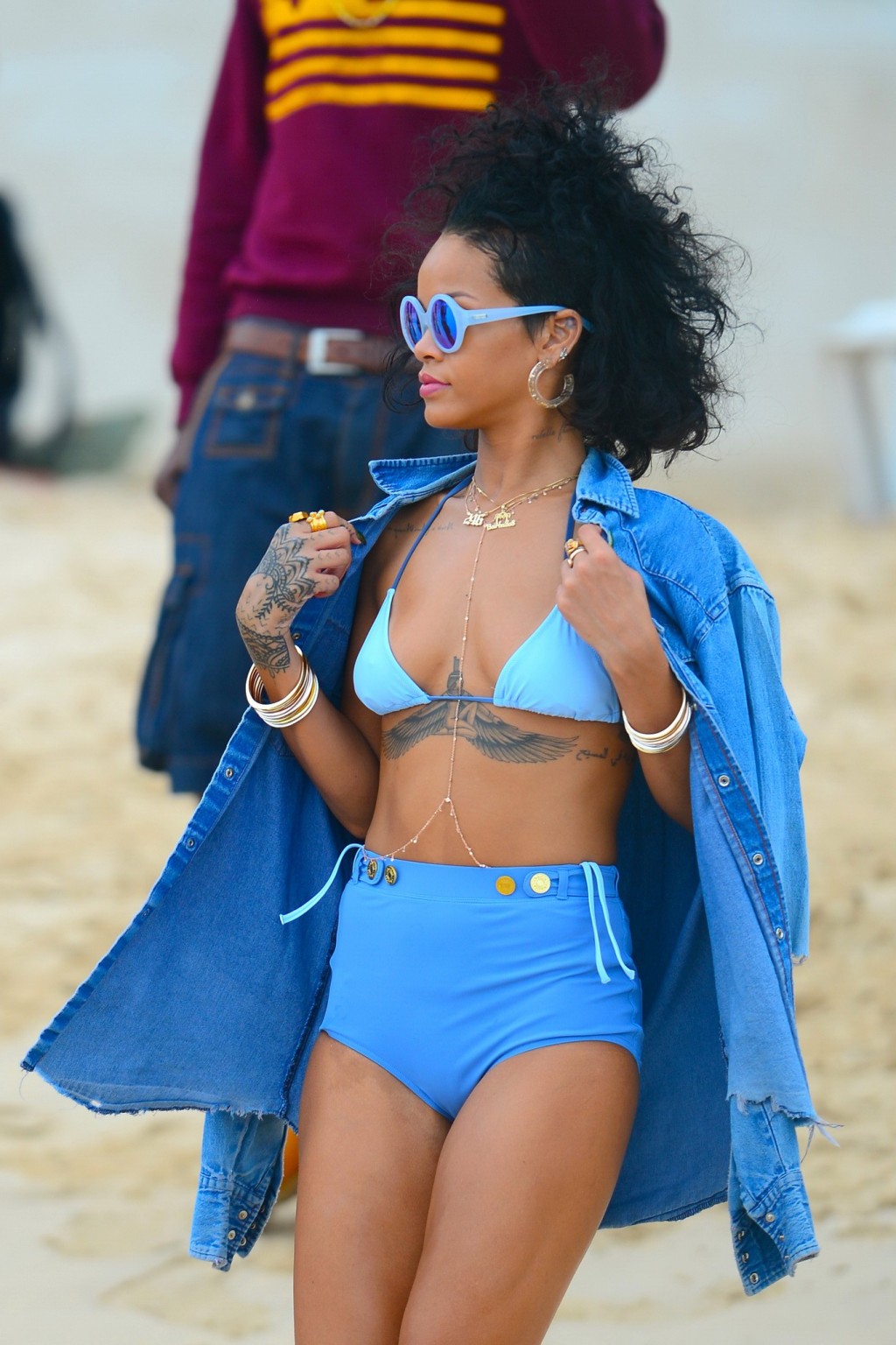 Rihanna exhibant son corps sexy dans un bikini bleu rétro sur la plage de la Barbade
 #75209208