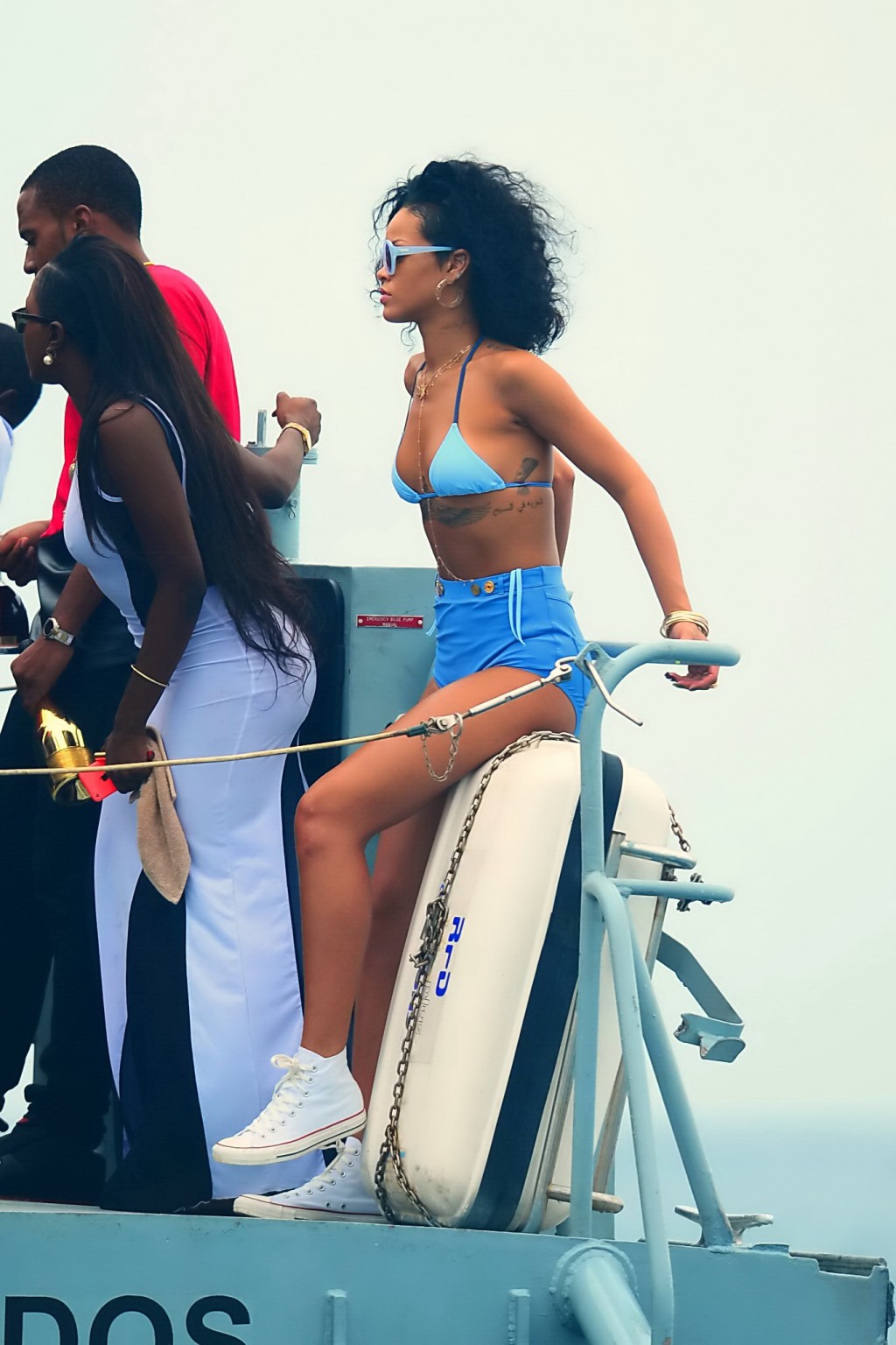 Rihanna mostra il suo corpo sexy in un bikini blu retrò sulla spiaggia di barbados
 #75209260