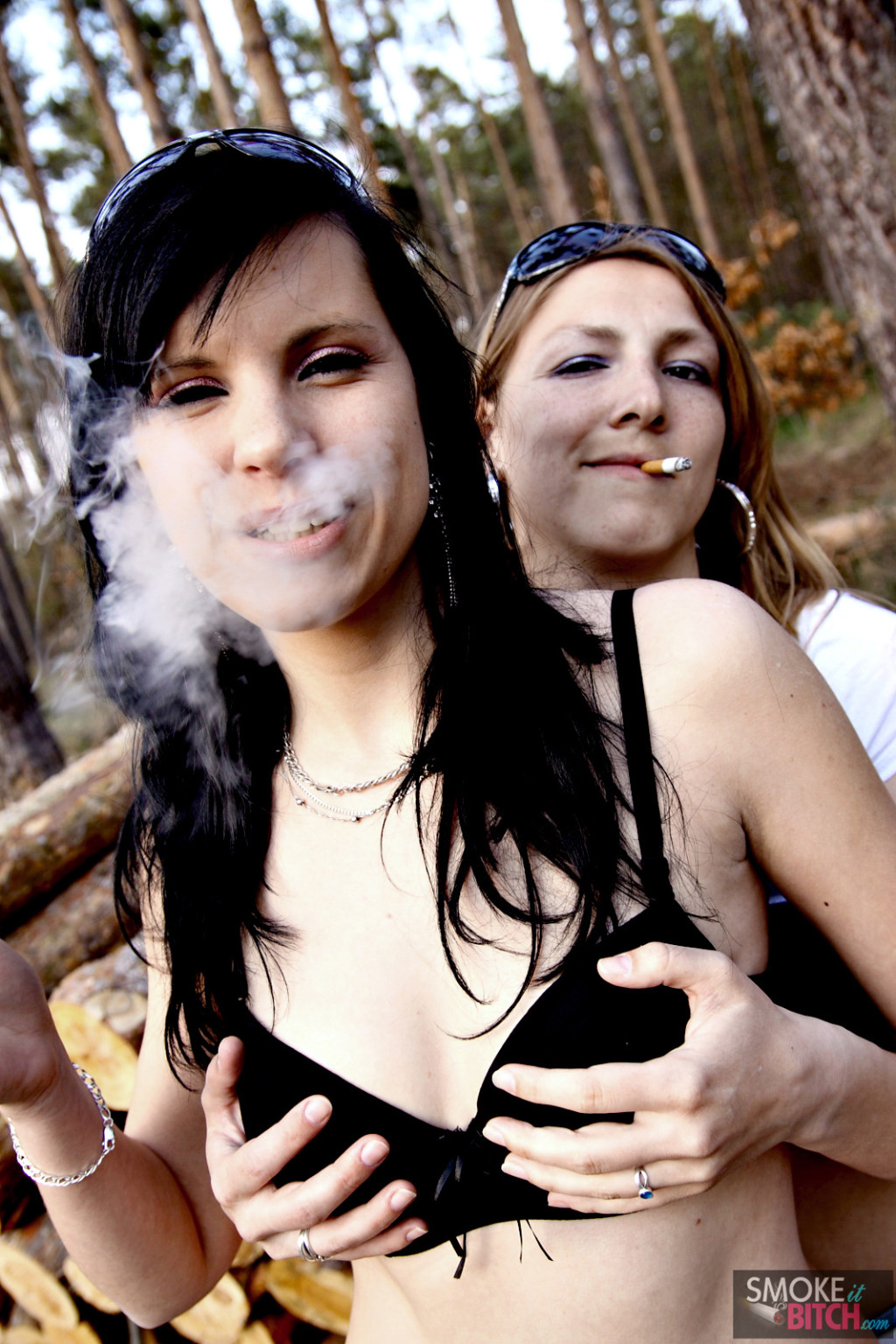 Fumando en el bosque 
 #76545014