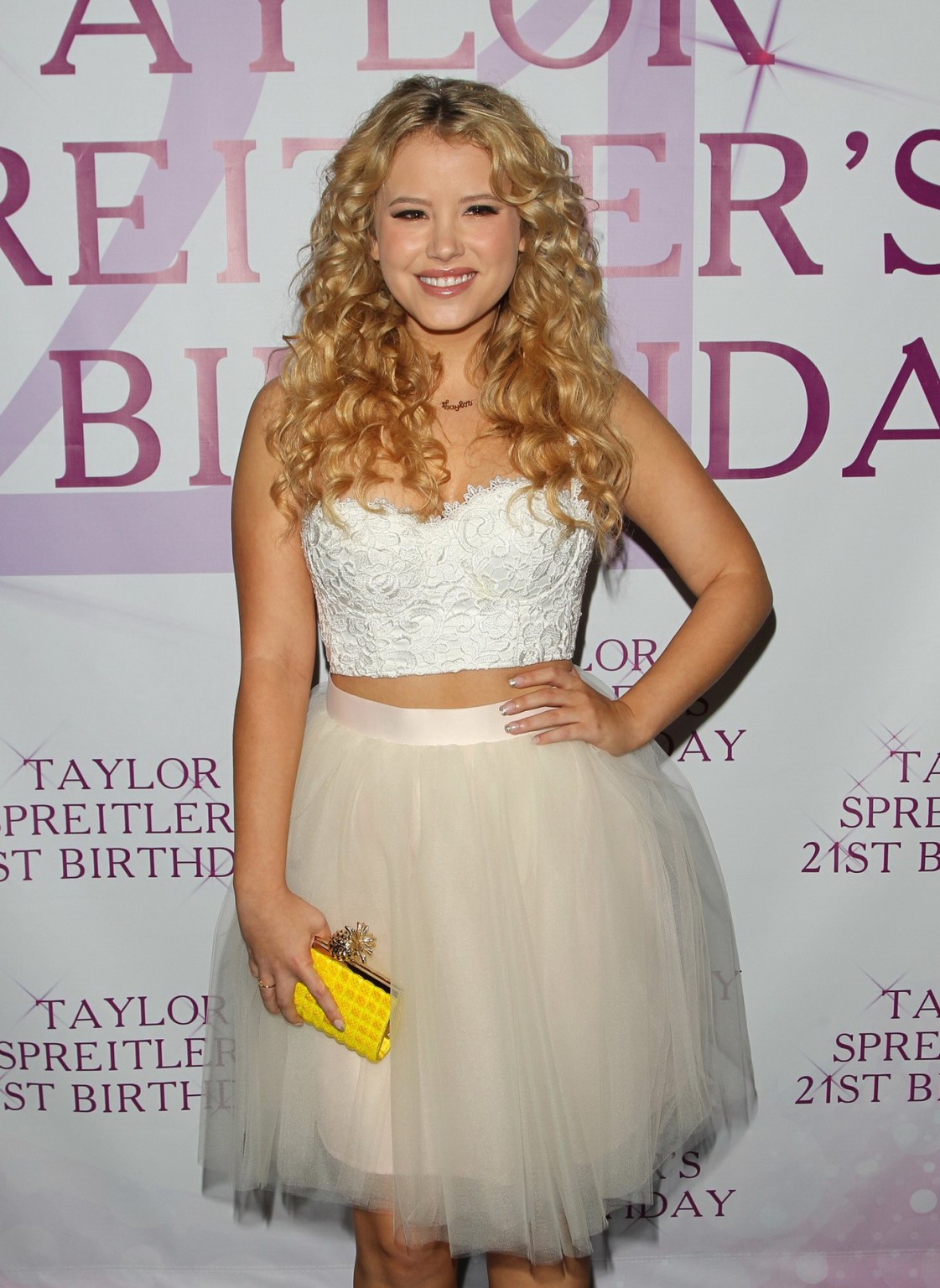 Taylor spreitler vollbusig in weißem bauchfreiem Top und kurzem Rock bei ihrem 21. geburtstag p
 #75183108