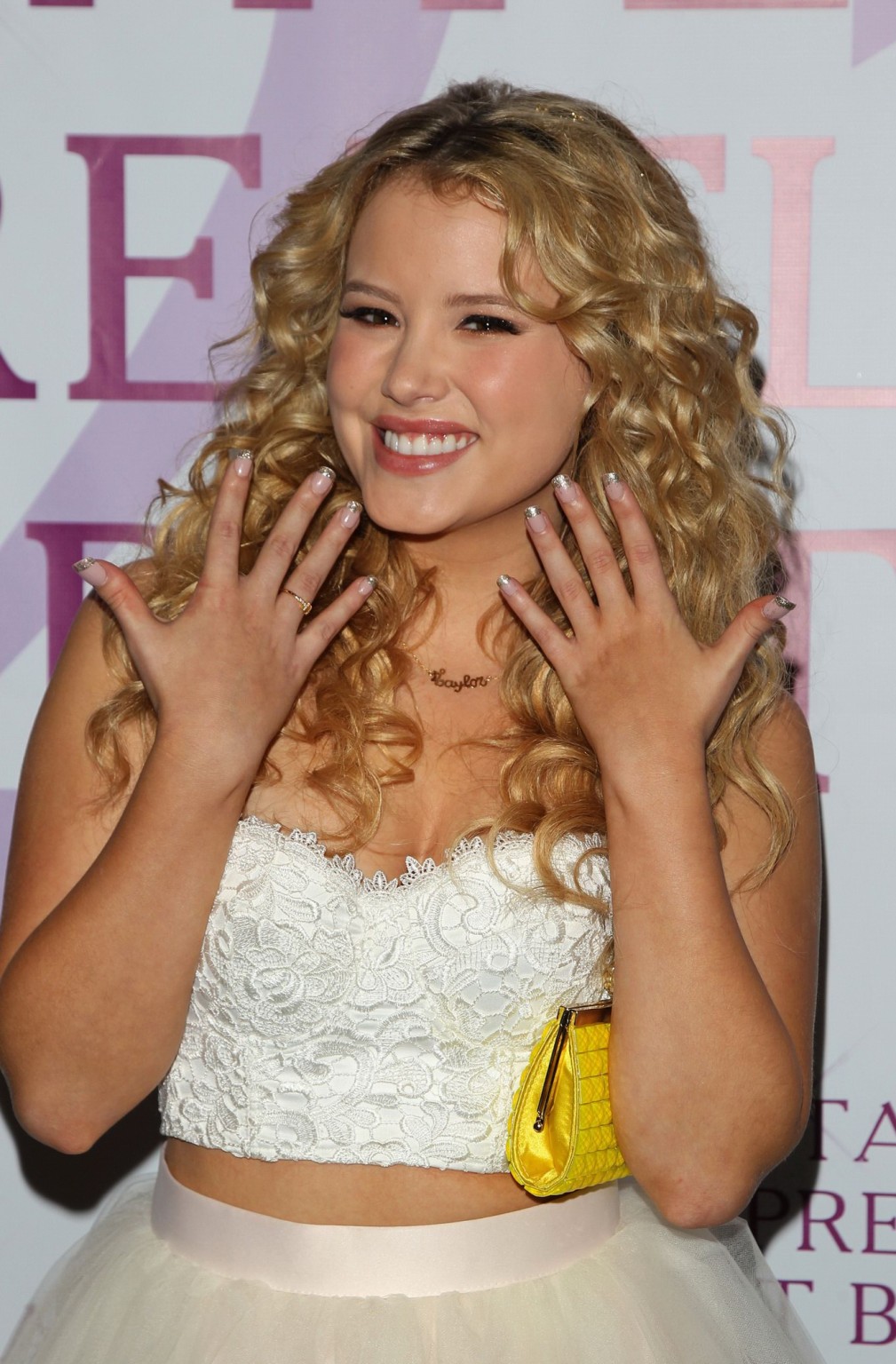 Taylor spreitler vollbusig in weißem bauchfreiem Top und kurzem Rock bei ihrem 21. geburtstag p
 #75183113