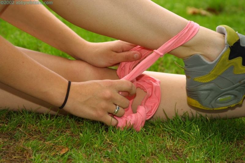 Striptease en un parque de la ciudad
 #78597483