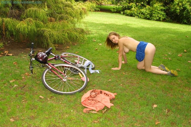 Striptease en un parque de la ciudad
 #78597512