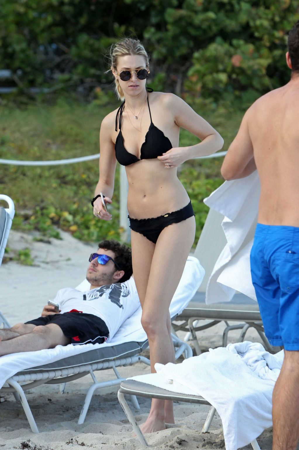 Whitney Port zeigt ihren Arsch in einem knappen schwarzen Bikini am Strand von Miami
 #75179413