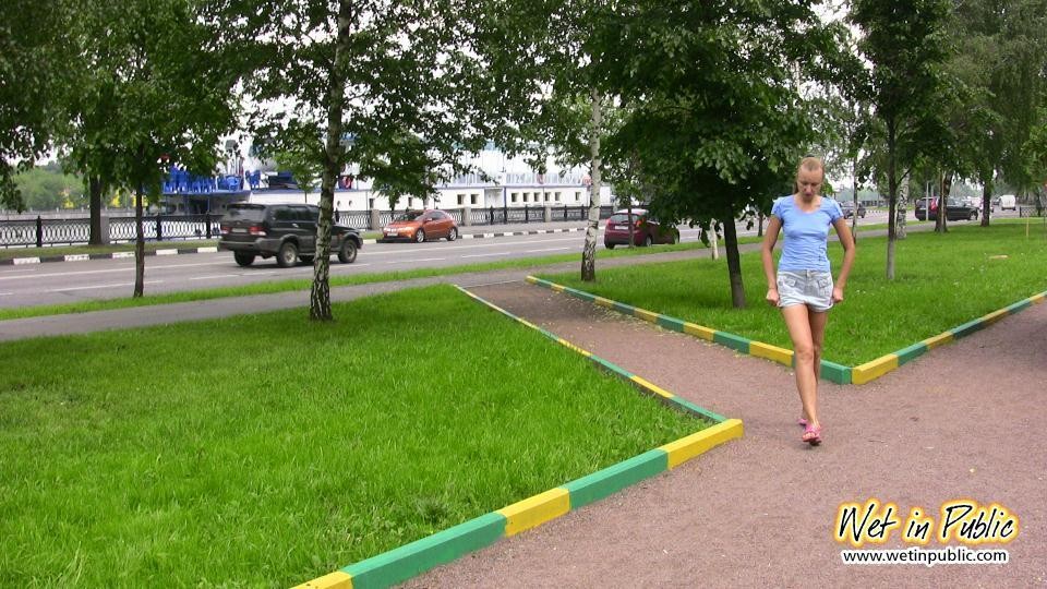 Cutie in Shorts entfesselt ihren Piss-Drang in einem öffentlichen Park zu verbreiten
 #73238952