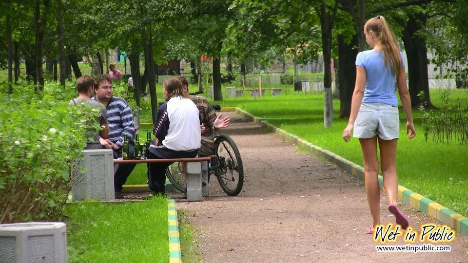 Cutie in Shorts entfesselt ihren Piss-Drang in einem öffentlichen Park zu verbreiten
 #73238977
