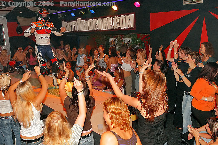 La festa delle ragazze selvagge si trasforma in un'orgia nel club
 #74157705