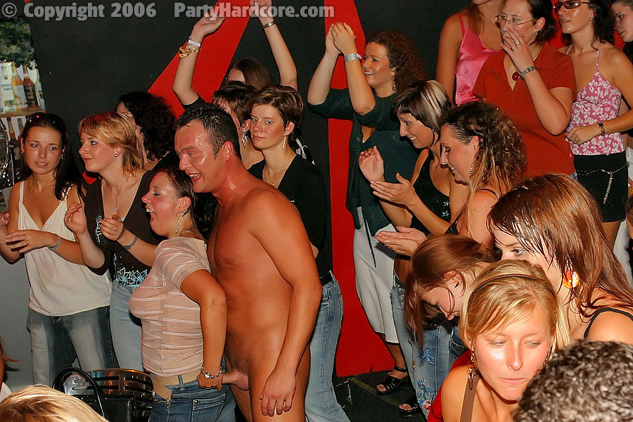 Wilde Mädchen Party verwandelt sich in eine Orgie im Club
 #74157753