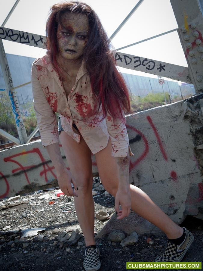 Geile Zombie Annie Cruz bekommt ihre verdorbene Muschi gefickt
 #77487563