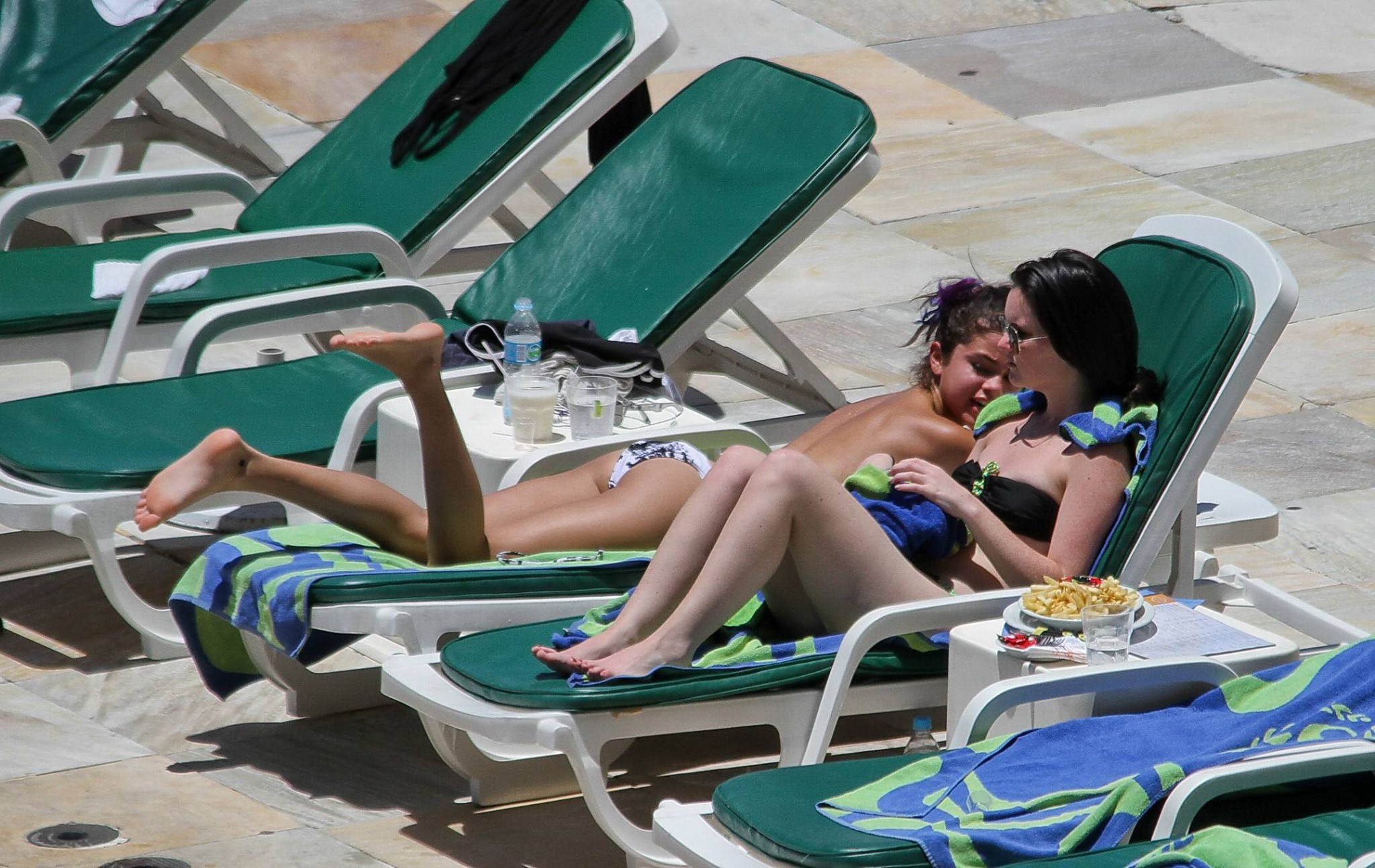 Selena gomez tomando el sol en topless junto a la piscina en rio de janeiro
 #75274786