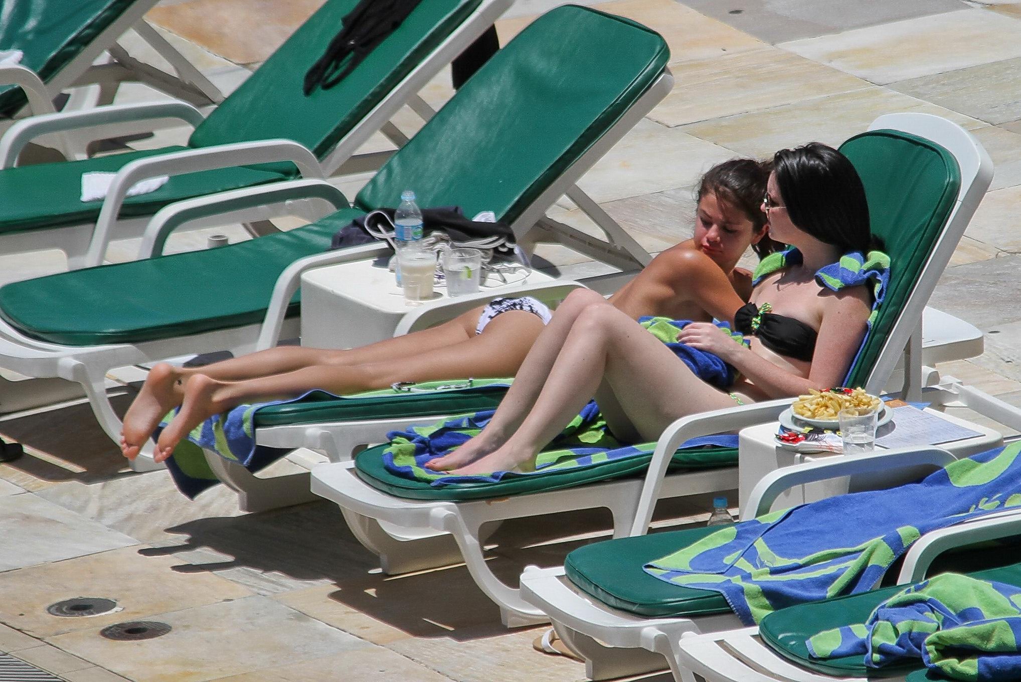 リオデジャネイロのプールサイドでトップレスで日光浴をするセレナ・ゴメス
 #75274790
