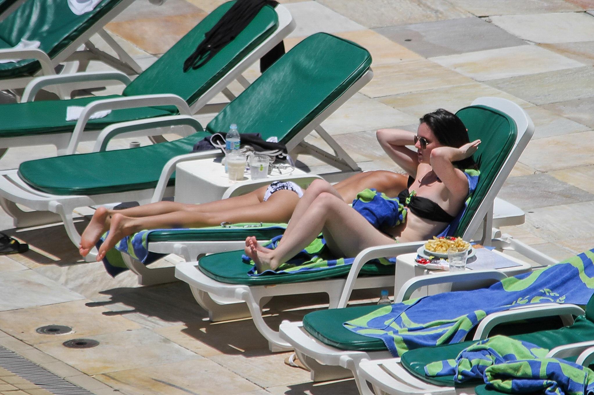 リオデジャネイロのプールサイドでトップレスで日光浴をするセレナ・ゴメス
 #75274806
