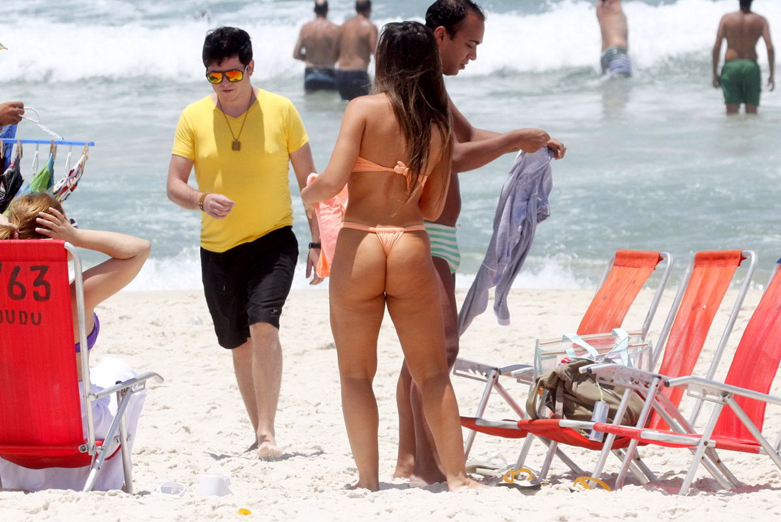 Nicole Bahls zeigt ihre Brüste Arsch während tanning topless am Strand in rio
 #75247621