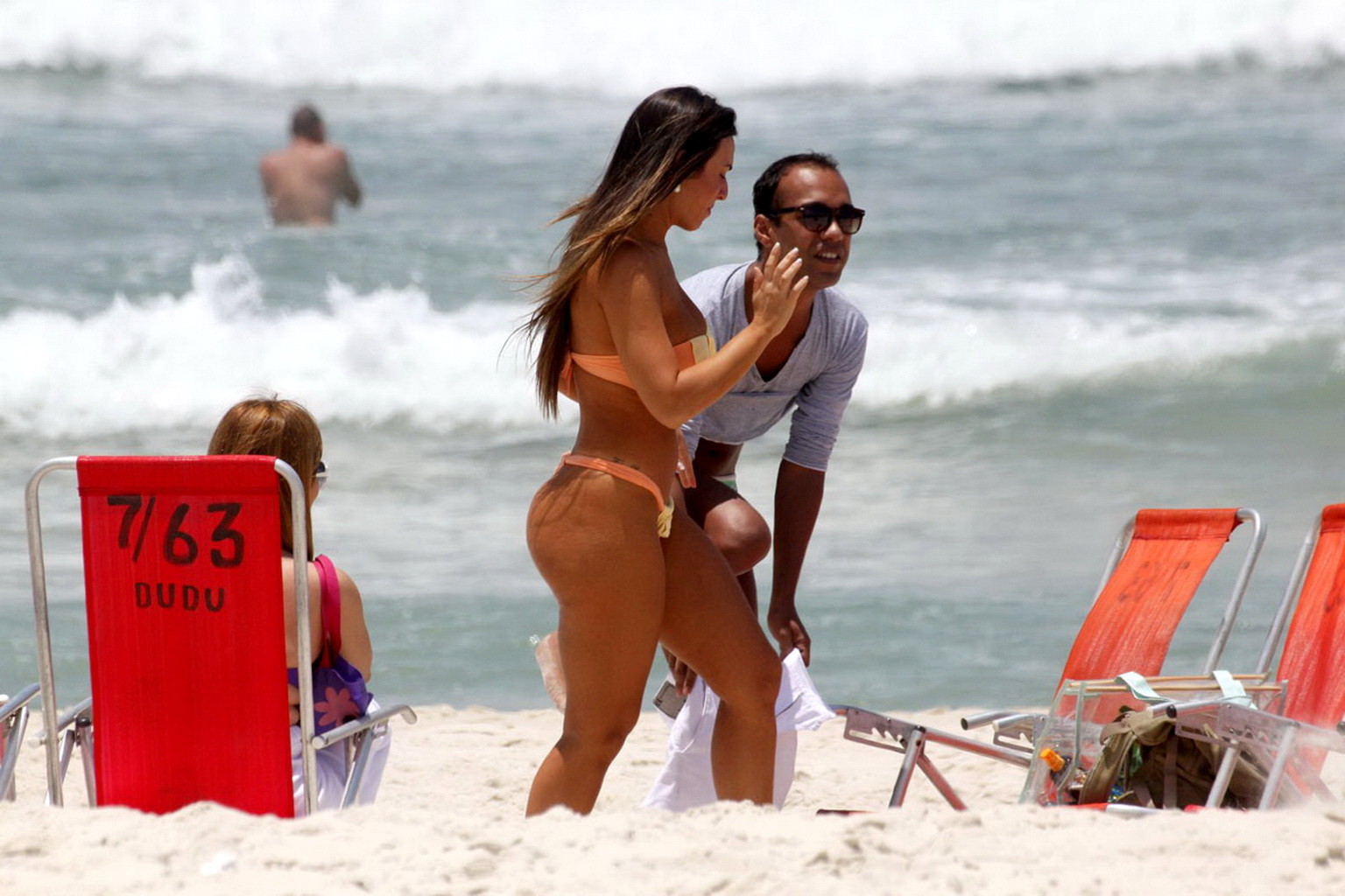 Nicole Bahls zeigt ihre Brüste Arsch während tanning topless am Strand in rio
 #75247626