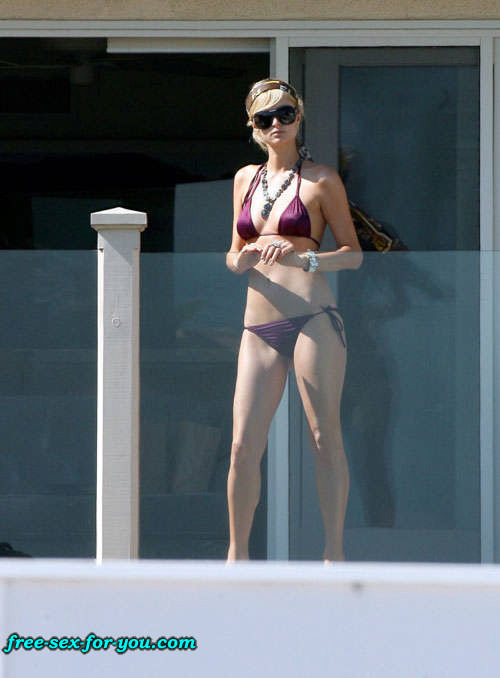 Paris Hilton show ass upskirt and bikini on beach paparazzi pix #75432140