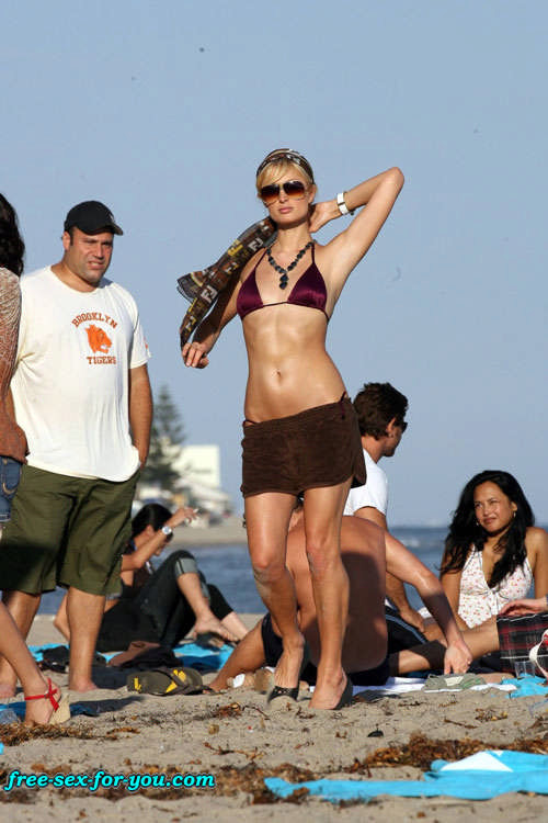 Paris Hilton show ass upskirt and bikini on beach paparazzi pix #75432200