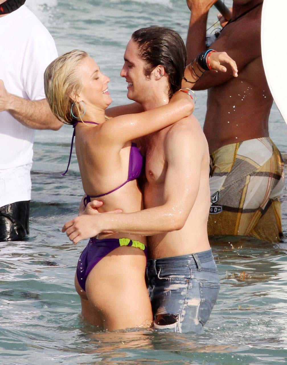 Julianne hough montrant ses belles fesses en bikini string sur la plage photos paparazzi
 #75303112