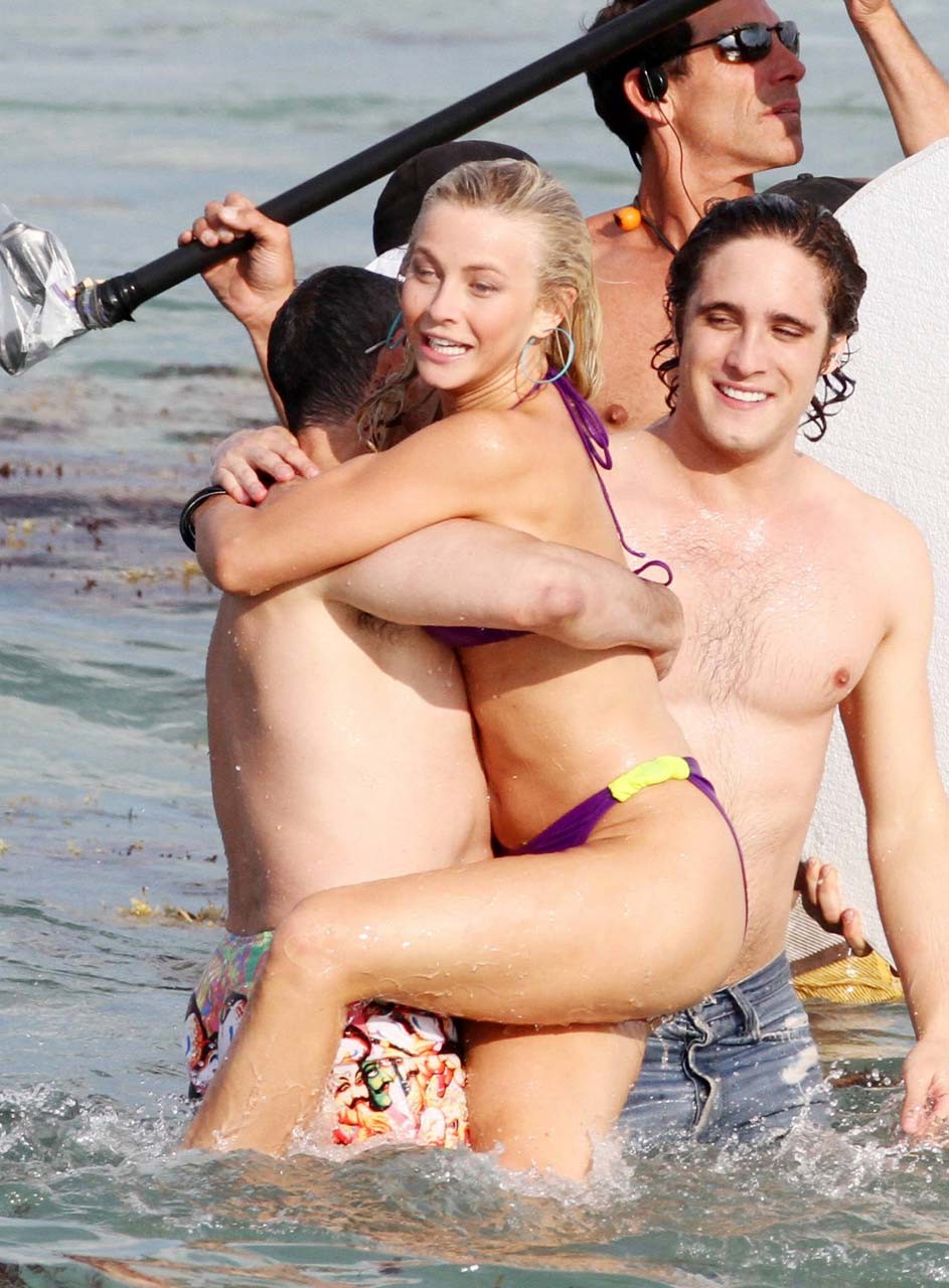 Julianne hough montrant ses belles fesses en bikini string sur la plage photos paparazzi
 #75303119