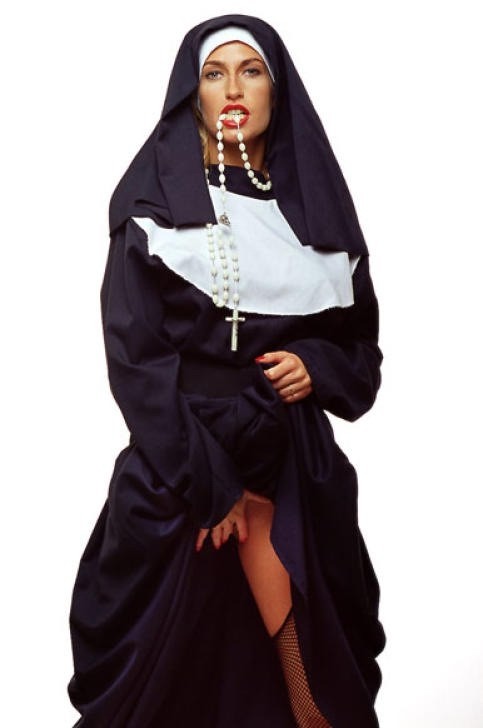 Sündige Nonne in schwarzen Strümpfen posiert sexy
 #70999353