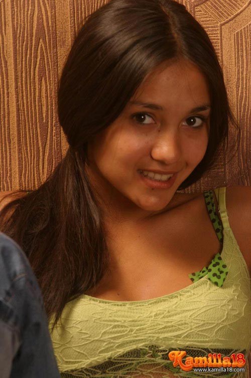 Gebräunte Teenie in sexy Unterwäsche entblößt sich
 #75064415