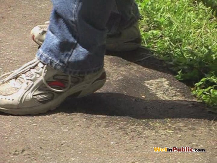 Verlegenes Mädel macht eine demütigende Erfahrung mit nassen Jeans in der Öffentlichkeit
 #73255744
