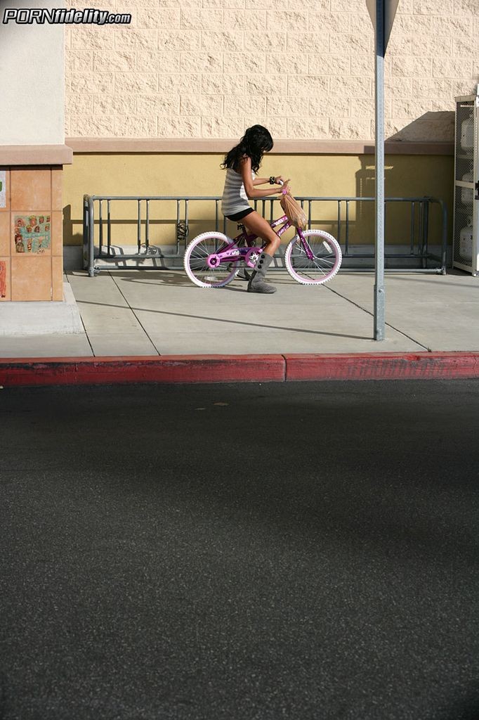Breanne benson reitet ein Fahrrad und einen Schwanz in einem Auto
 #78603552
